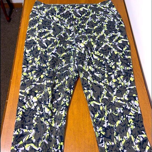 Nike dri fit graphic athletic capris - Picture 1 of 4